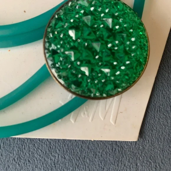 Brand New H&M neckpiece. - Picture 6 of 6